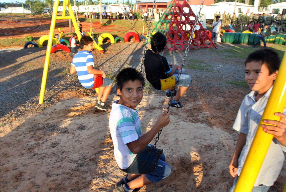 Niños Jugando_ parque_plaza_niños_infancia