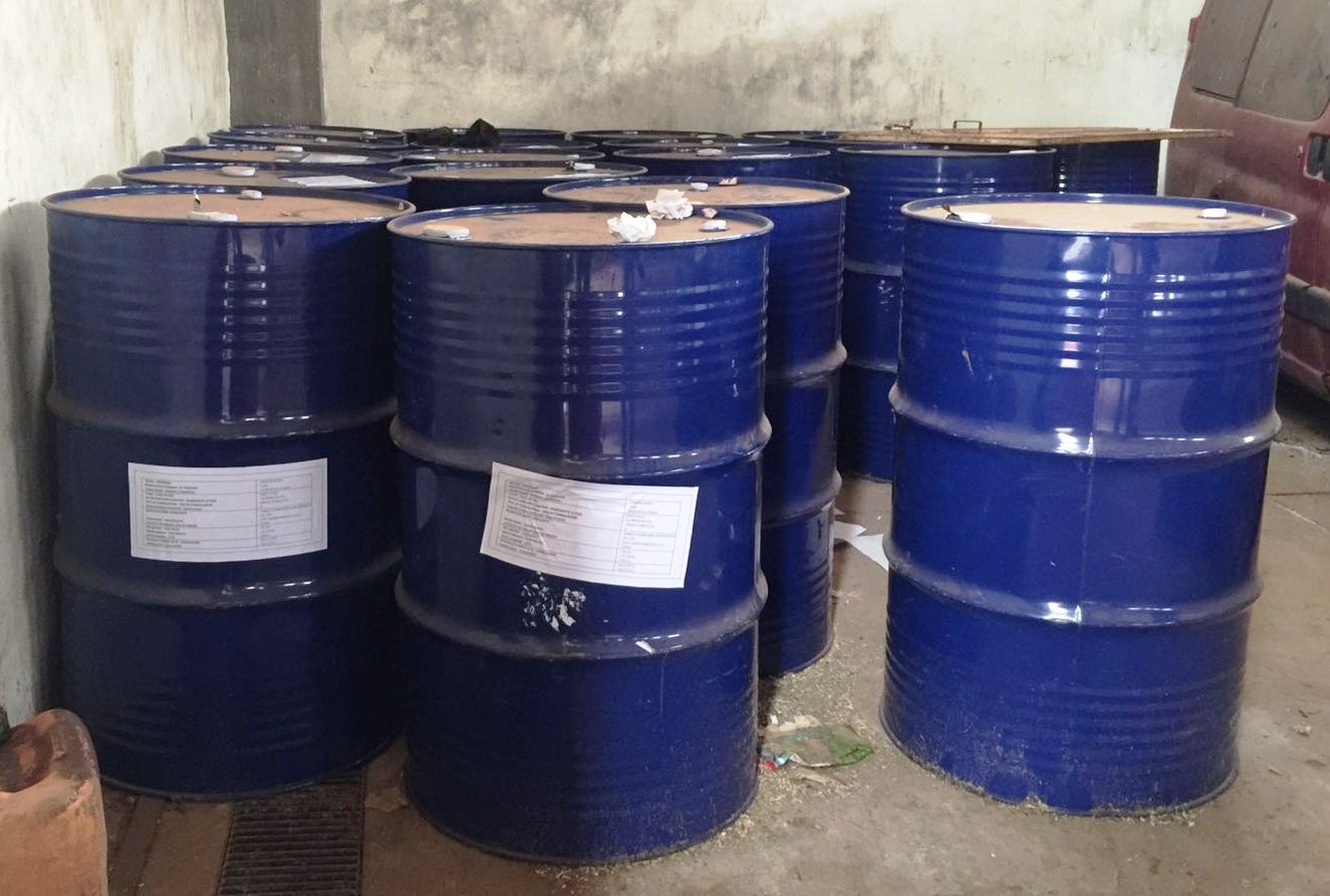 Lote de tambores de productos agroquímicos reetiquetados y liberados