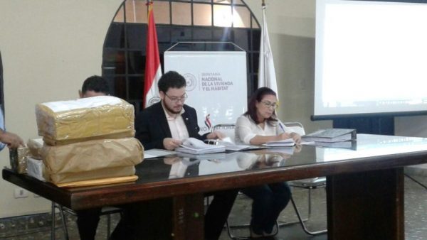 Gustavo Berni representante de la Unidad Operativa de Contrataciones UOC en la apertura de los sobres en presencia de las empresas oferentes IP Paraguay