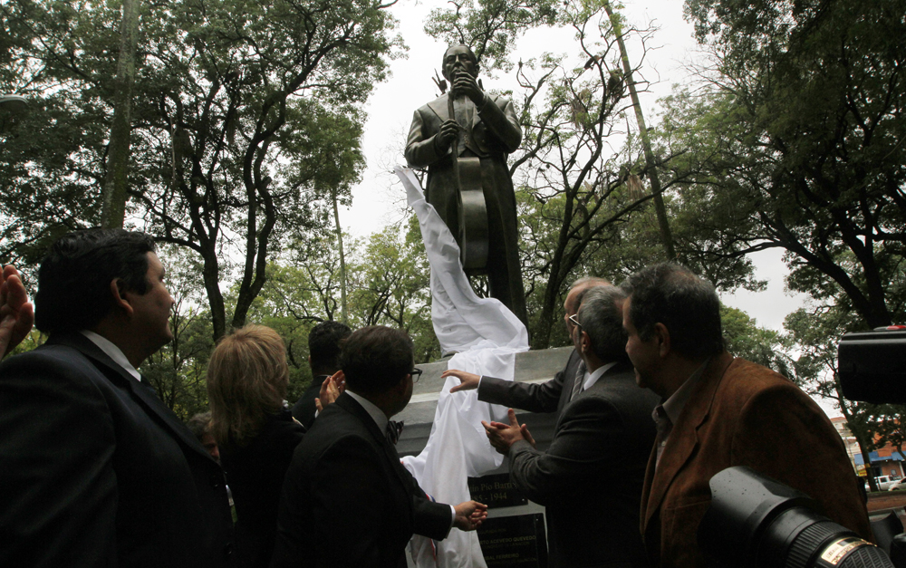 estatua Agustin Pio Barrios Plaza Uruguaya
