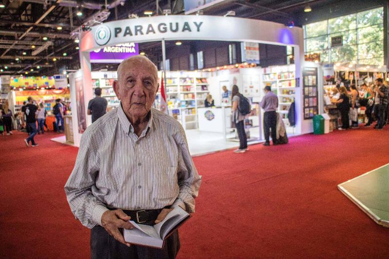 RAMIRO DOMINGUEZ STAND PARAGUAY FERIA LIBRO BUENOS AIRES