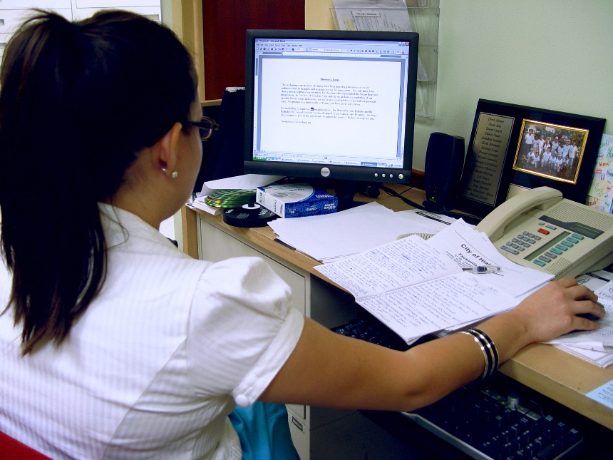 funcionari-atrabajando-en-computadora-uip.org_.py_