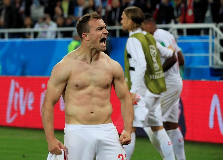 El mediocampista suizo Xherdan Shaqiri festeja tras anotar frente a Serbia por el grupo E de la Copa del Mundo de la FIFA en Kaliningrado, Rusia