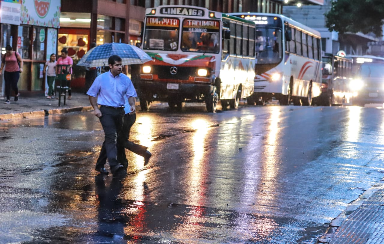 Anuncian ambiente inestable con probabilidad de lluvias y tormentas para este lunes