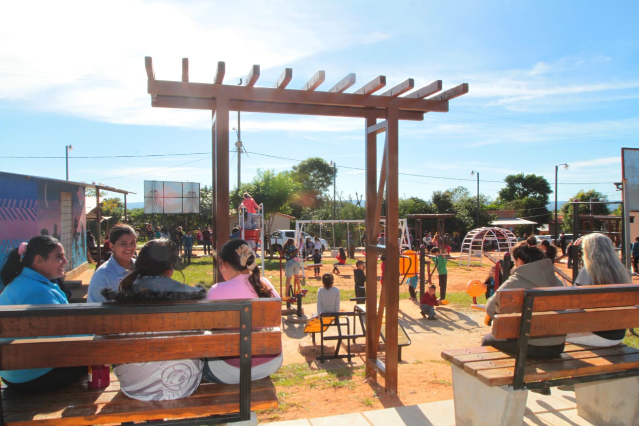 plaza-itaugua-gente-clima-soleado-frio