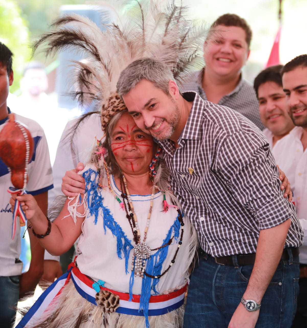 presidente con la gente en Concepcion-adulto-indigena-mujer