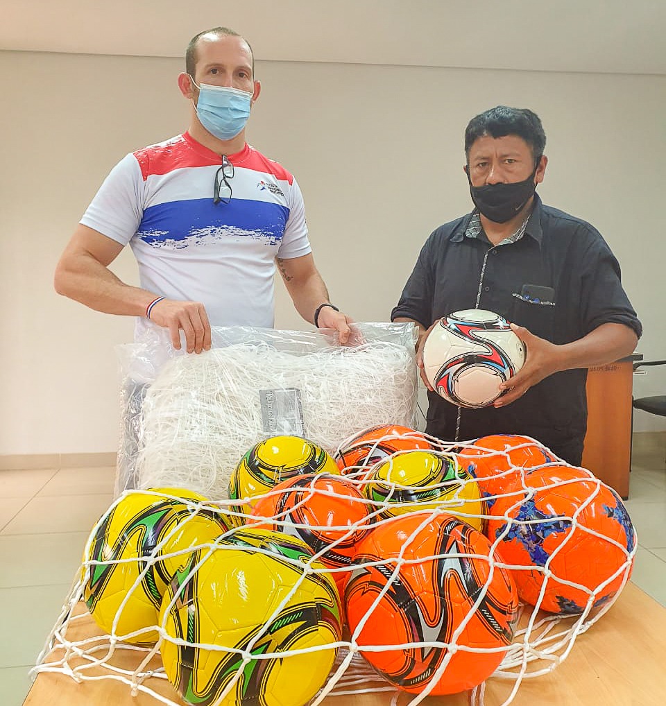 entrega de pelotas- comunidad indigena