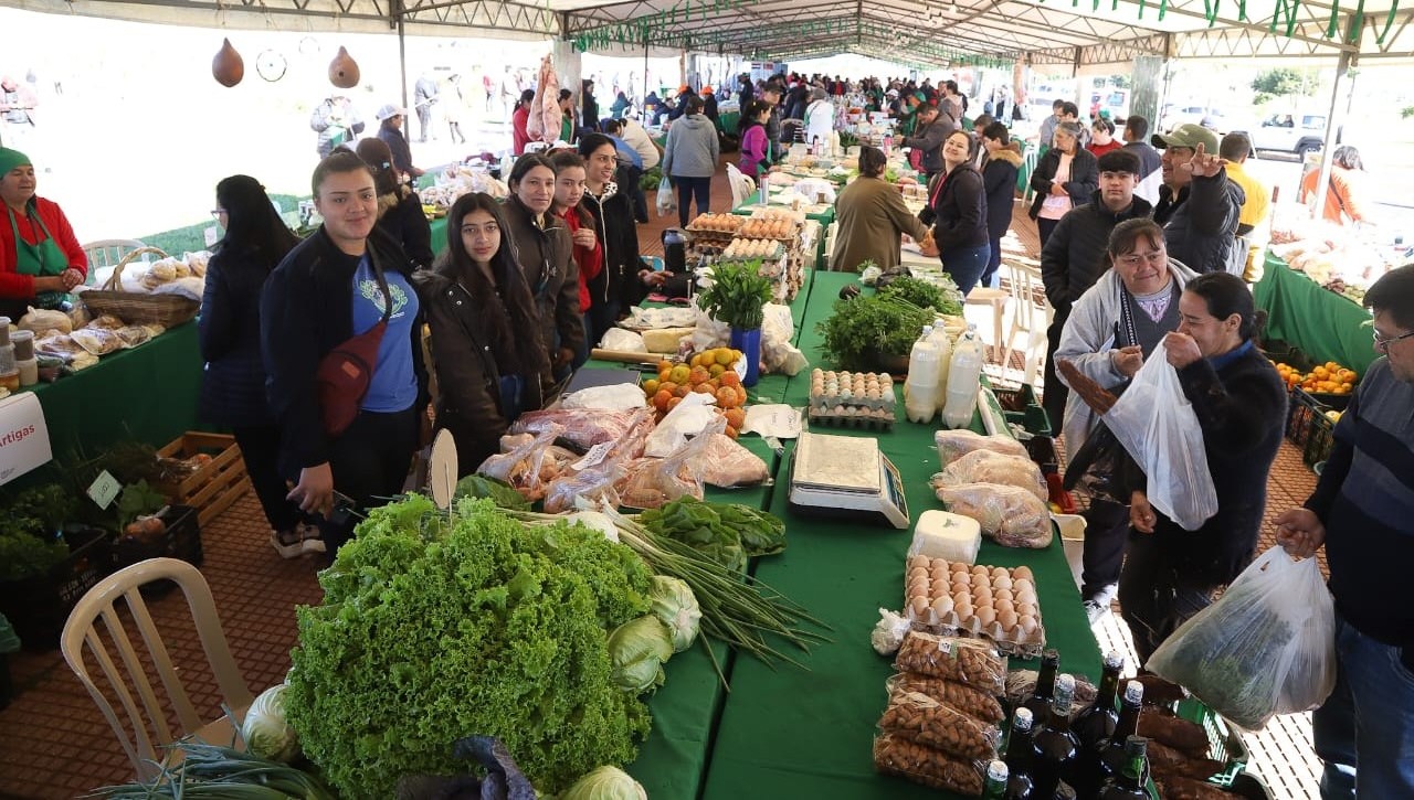 Feria semanal de la Agricultura Familiar beneficiará a más de 1.500 familias de diferentes zonas del país