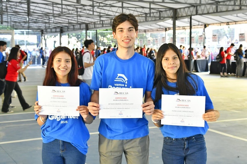 Cerca de 7.600 jóvenes accederán al Programa de Becas de Gobierno del Paraguay, en su tercera edición. Foto gentileza.-