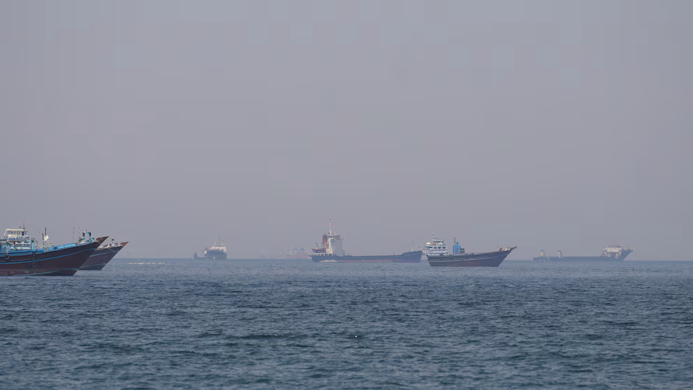 Crece la tensión en el estrecho de Ormuz y cientos de barcos siguen atrapados