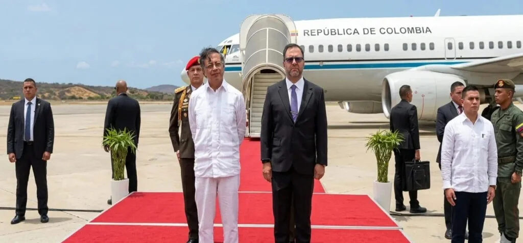 Gustavo Petro llegó a Caracas, en la primera visita oficial de un mandatario a Delcy Rodríguez
