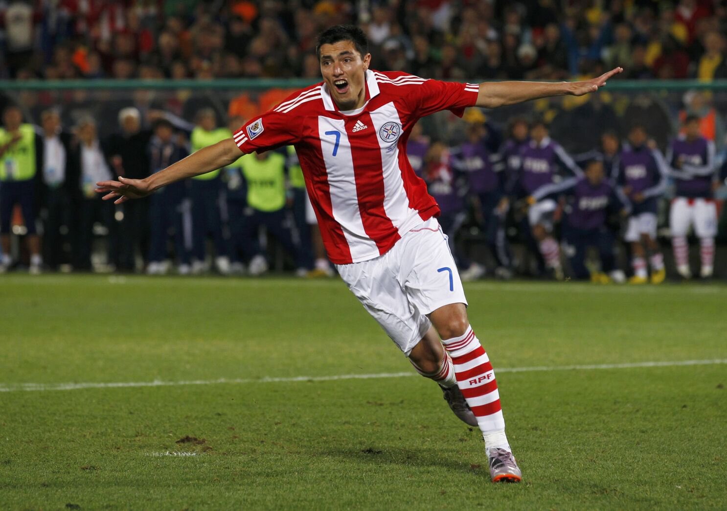 Prensa Internacional se rinde a los pies del historico Oscar “Tacuara”Cardozo que abandono el fútbol
