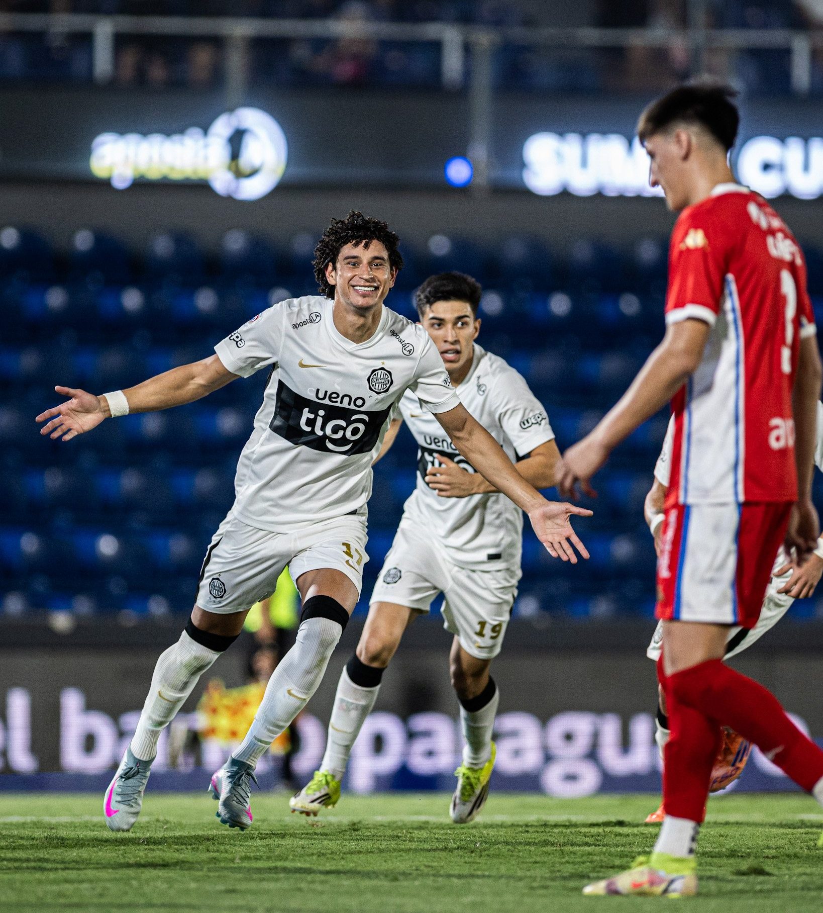 Olimpia y Cerro golean y no se pierden pisada en la pelea por el título del fútbol paraguayo