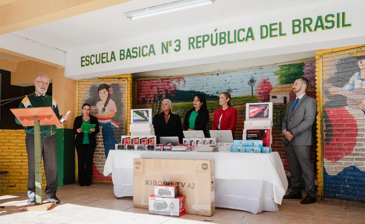 Embajada de Brasil y la OPD donan insumos tecnológicos y libros a Escuela Básica N° 3 República del Brasil