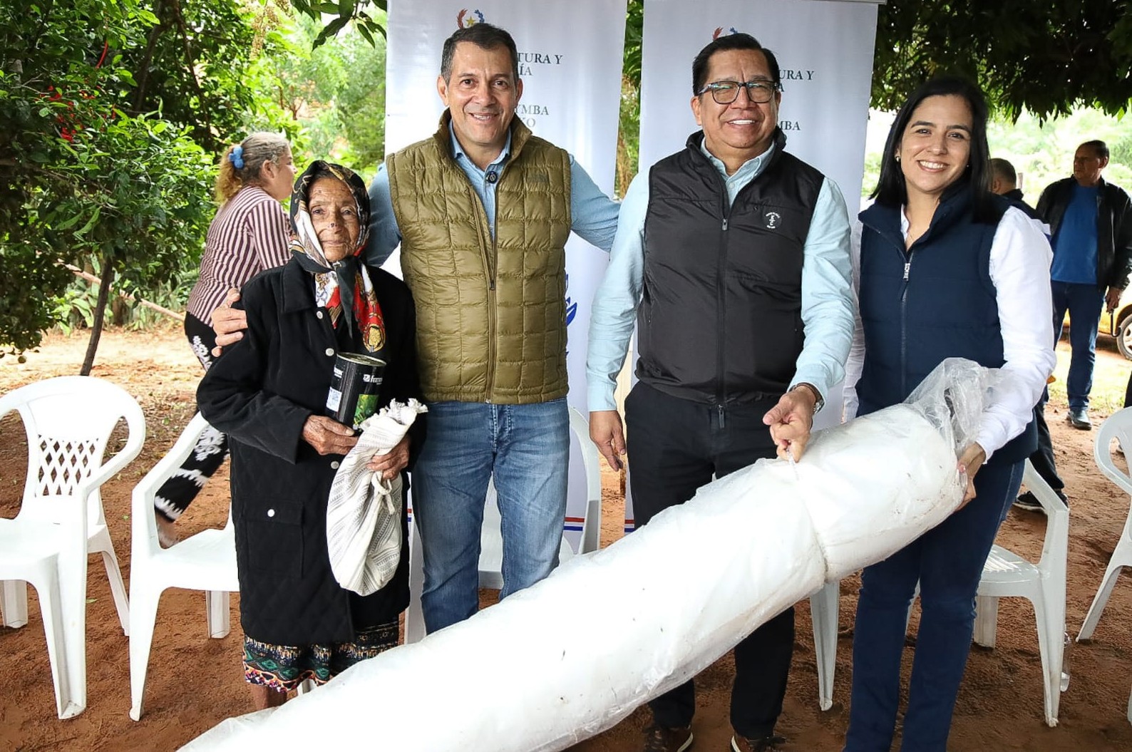 Entregan insumos a productores de frutilla y fortalecen trabajo productivo en Central