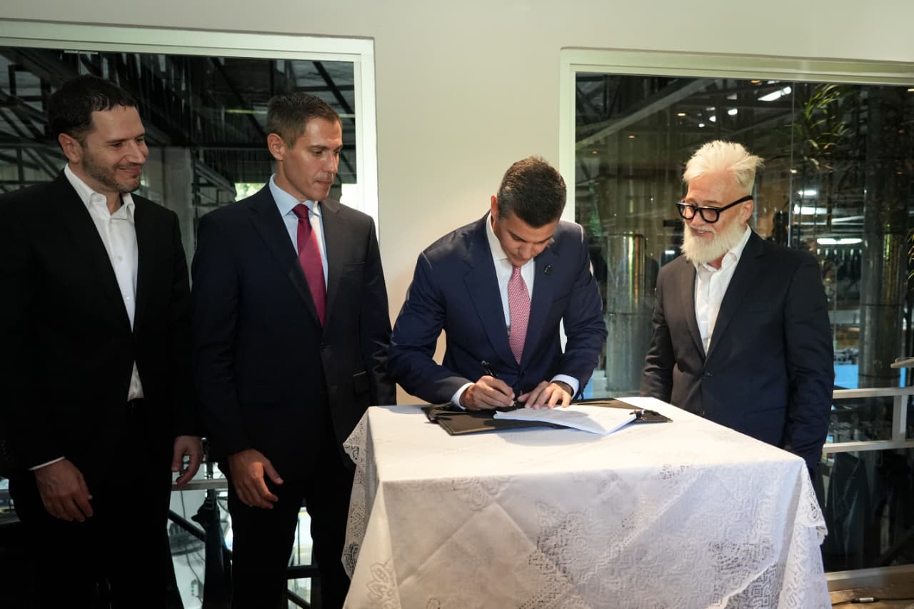 The President signs the implementing decree for the law updating the maquila system in Paraguay