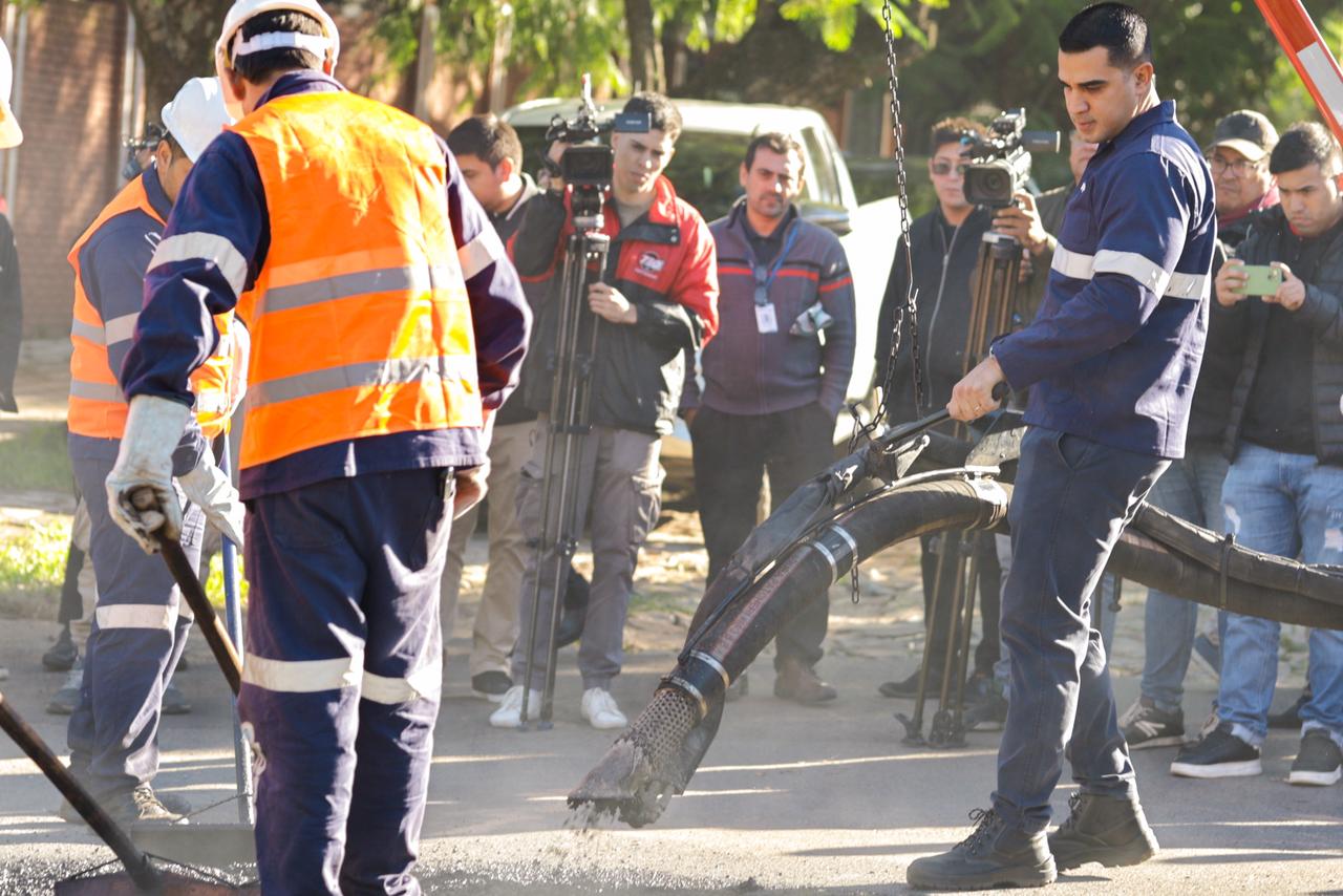 Equipo “Exterminador de Baches” repondrá pavimento tras reparaciones de cañerías en la vía pública