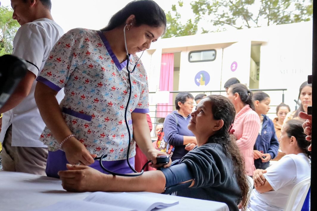 Ciudad Mujer Móvil prosigue con entrega de servicios integrales a comunidades de Caaguazú