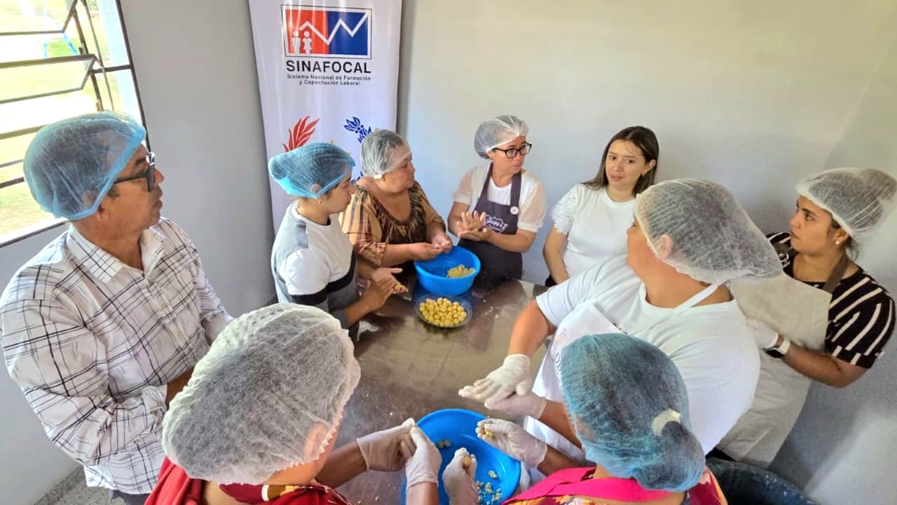Certifican a más de 150 cocineras del mercado y del programa “Hambre Cero” en Caaguazú