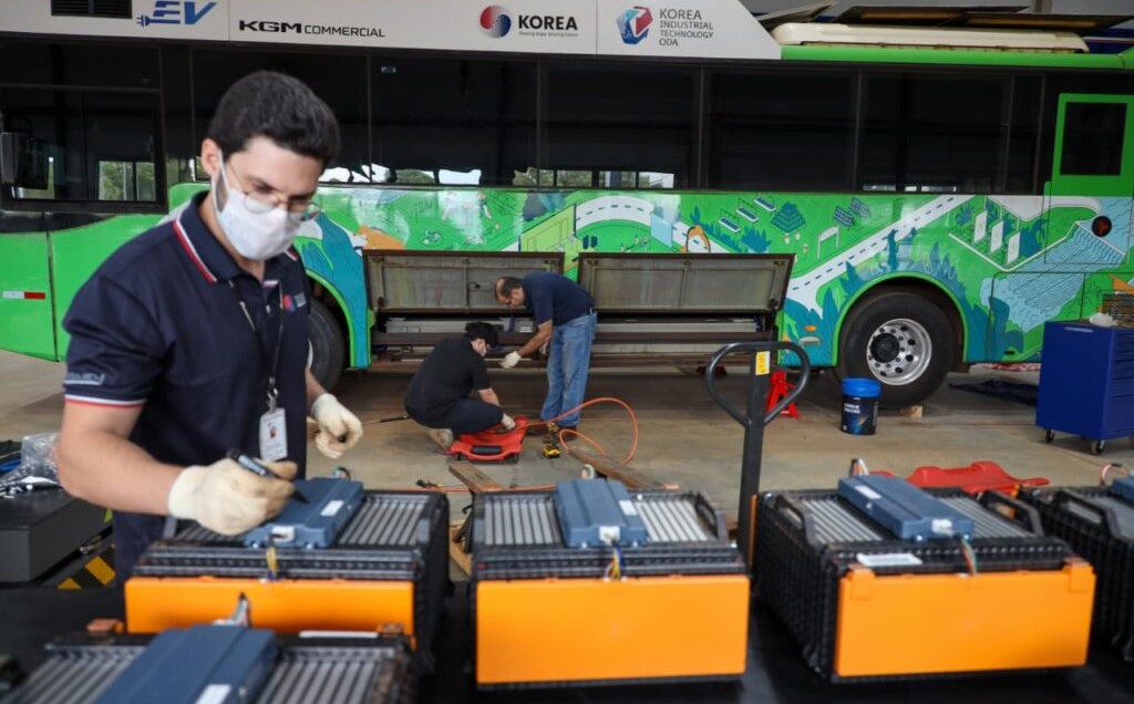 Técnicos coreanos realizan mantenimiento de buses eléctricos y capacitan a profesionales paraguayos