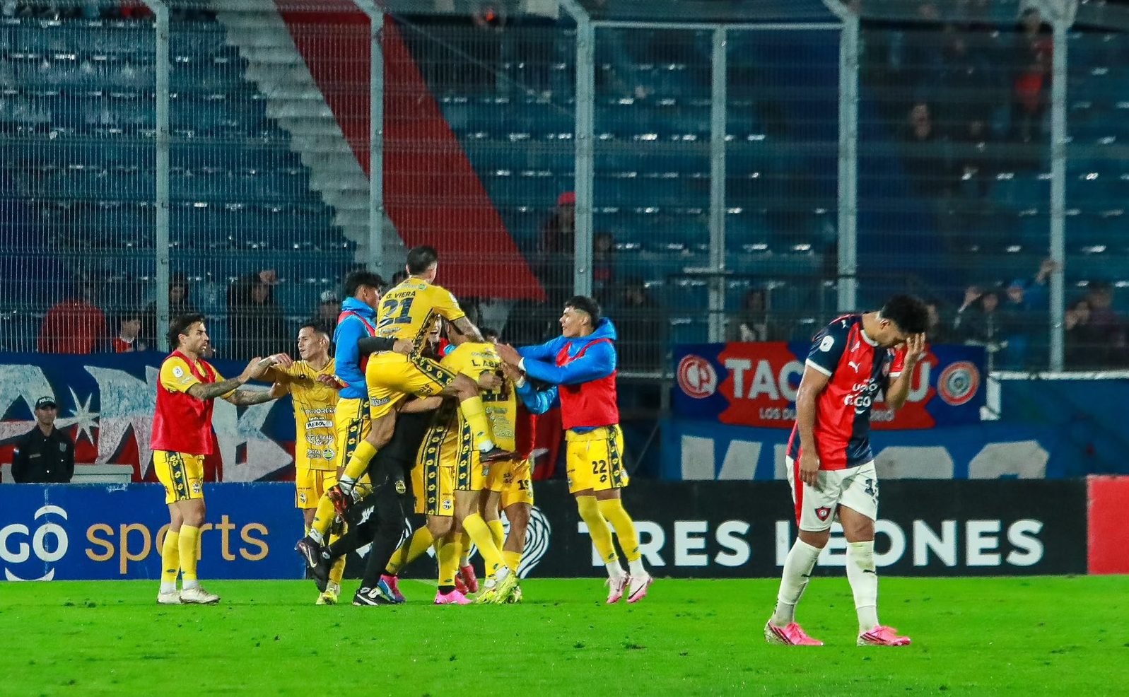 El plantel de Trinidense festejando uno de los dos goles, Cecilio Domínguez con cara de frustracción. Foto: Copa de Primera