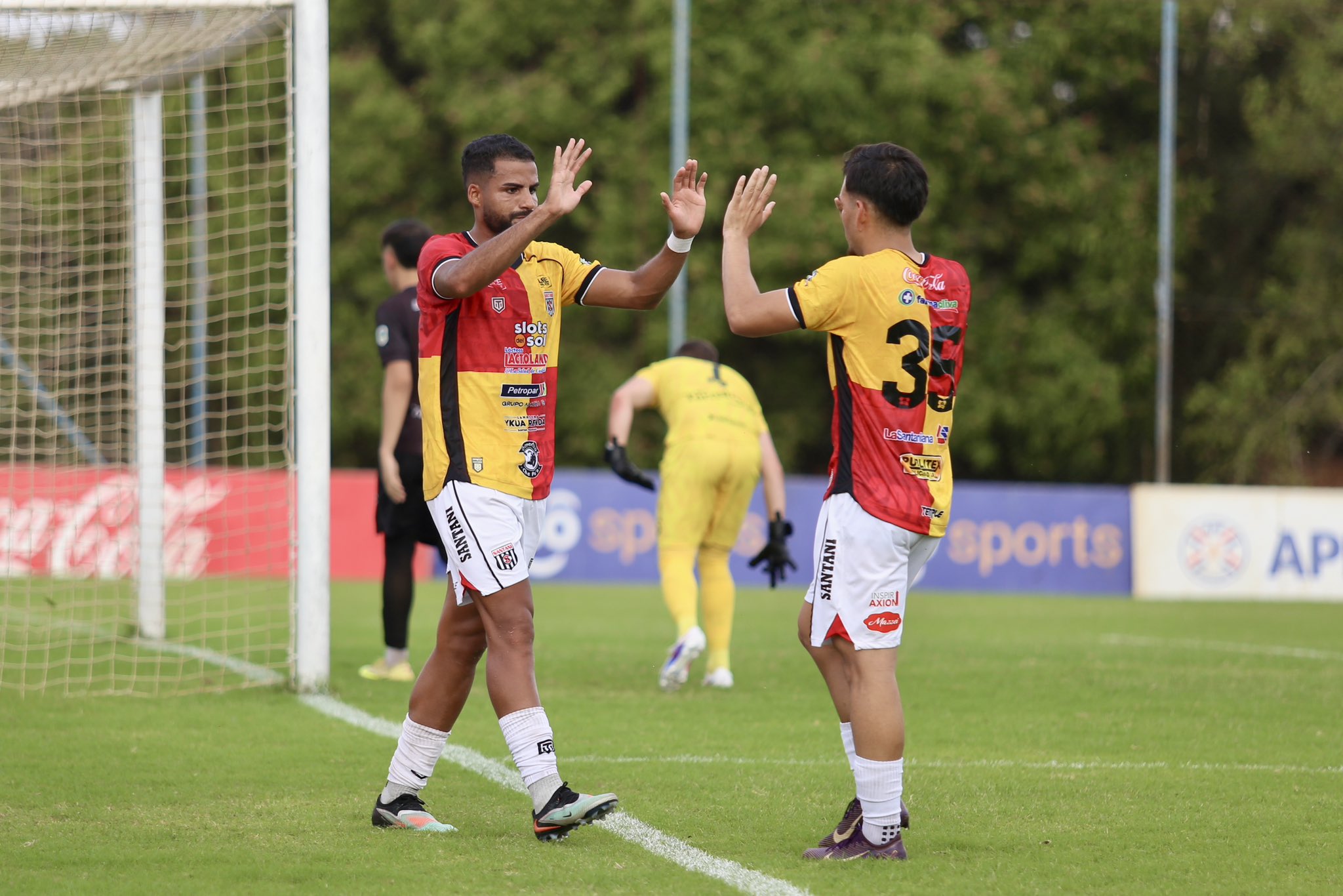 Festejo de gol de Santaní ante Presidente Hayes