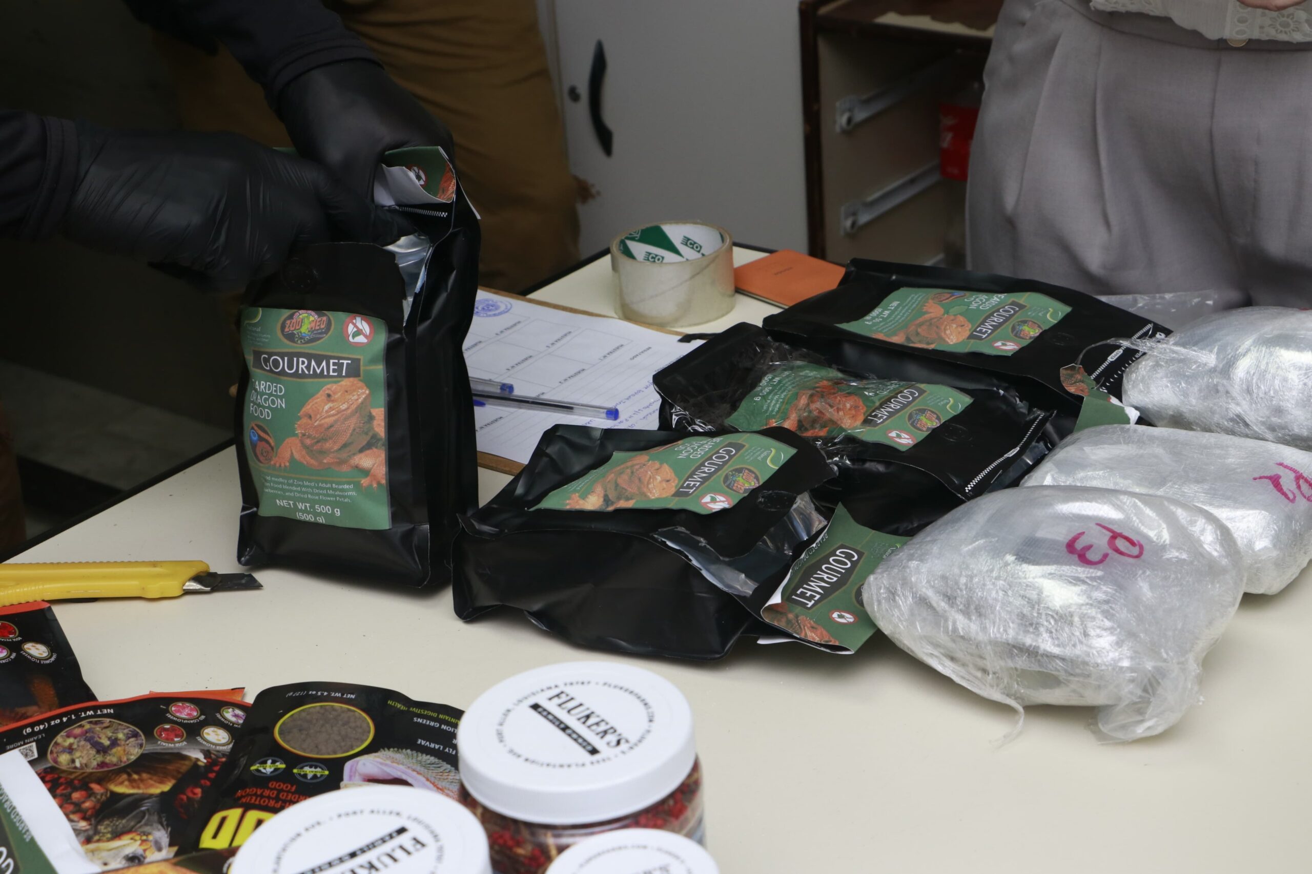 marihuana premium oculta en alimento para reptiles y un cargador de batería