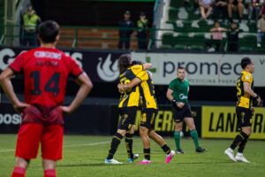 Festejo de gol de Patricio Coronel, ante Libertad, torneo Clausura 2026 fecha 3