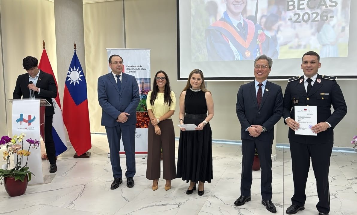 entrega de becas taiwán