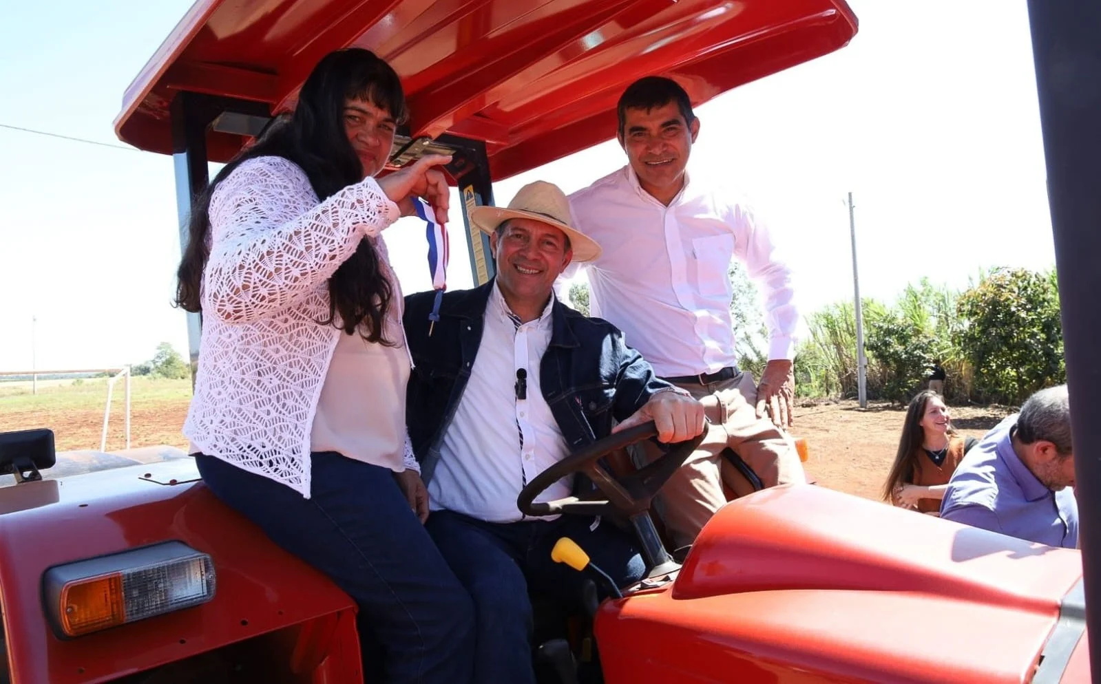 mag entrega implementos agricolas mayor otaño